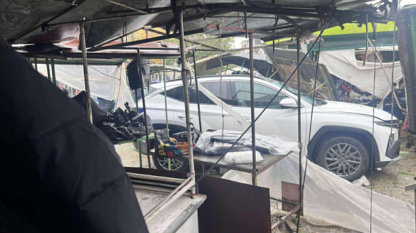 Кола се вряза в кооперативния пазар в Казанлък