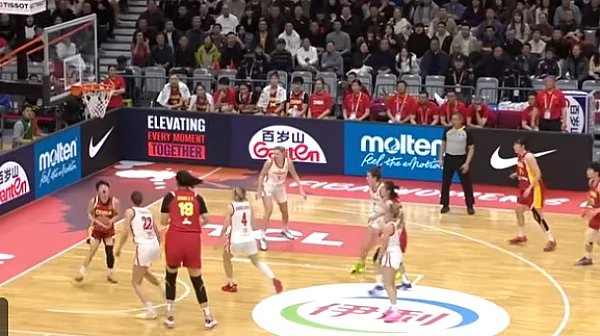 220-сантиметрова китайка прави фурор в женския баскетбол