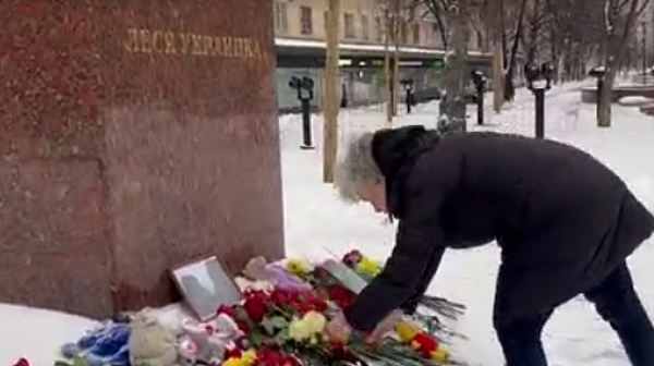 Покаяние и тих протест: Руснаци поднесоха цветя пред паметника на Леся Украинка след трагедията в Днипро