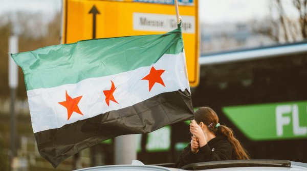 В търсене на икономическо доверие: Сирия маха две нули и лика на Асад от банкнотите си