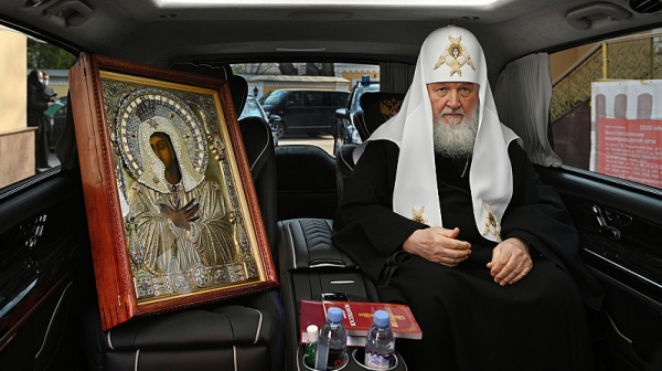 Руският патриарх потъна вдън земя, COVID-19 удари висшия клир и манастири