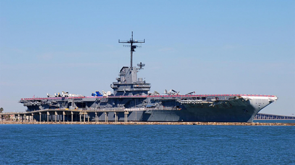 Стрелец край база на военноморските сили в САЩ