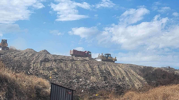 Напълно потушен е пожарът в депото на Цалапица