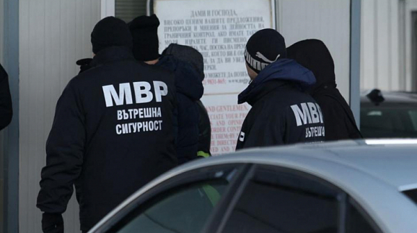 Рушветчиите от ГКПП ”Калотина” остават в ареста