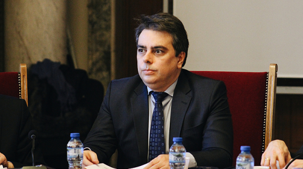Министър Василев: Който иска и вика, няма да получи пари. Средства - само срещу резултати