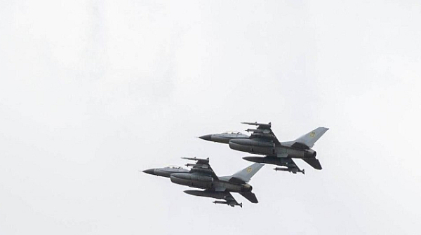 Американски генерал: Украинските пилоти на F-16 промениха правилата на играта в небето