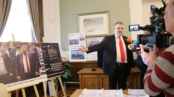 Пеевски отвори кабинета си за журналисти