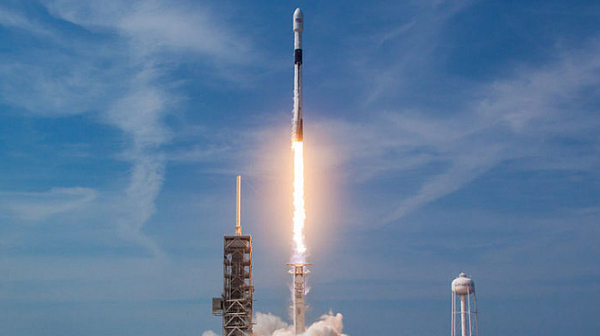 SpaceX изстреля товарния си кораб ”Дракон” към МКС