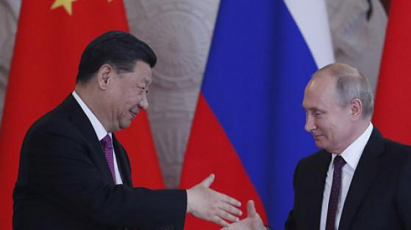 Анализатор: Китай дава икономически излаз на обградената от санкциите Русия! Ще й помогне ли и с оръжия?
