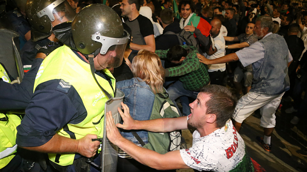 Сблъсъкът в снимки: Полиция срещу протестиращи