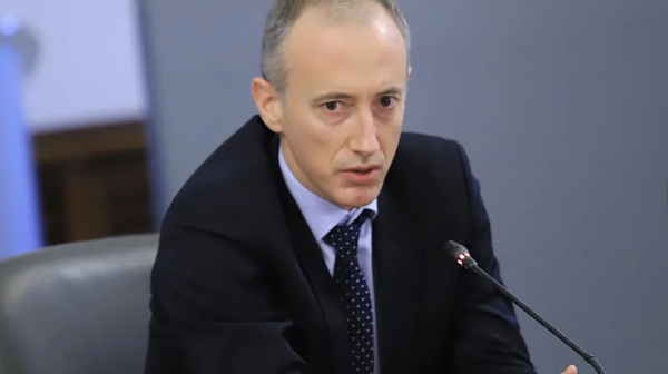 Проблемът с наркотиците сред подрастващите се задълбочава, алармира просветният министър
