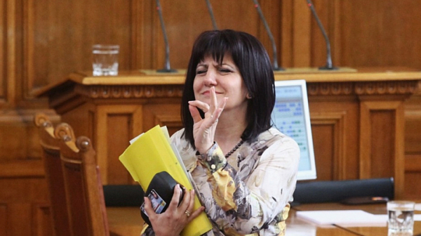 Само във Фрог: Народното събрание отказа да каже какви са заплатите и даренията на Цвета Караянчева