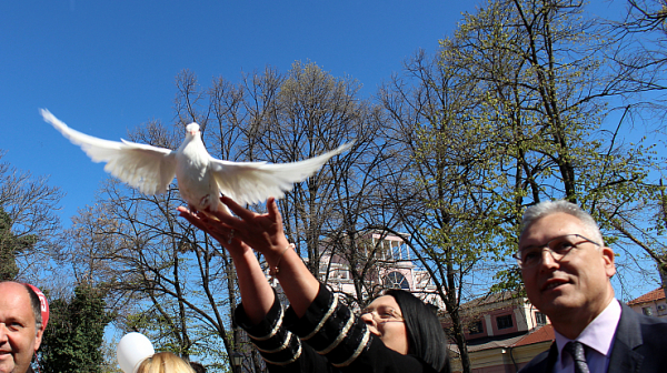 Като символ на мира „ЛЕВИЦАТА!“ пусна 14 бели гълъба в небето на Пловдив - ЗА мир, ЗА разбирателство, ЗА спокойствие и просперитет за България и българите