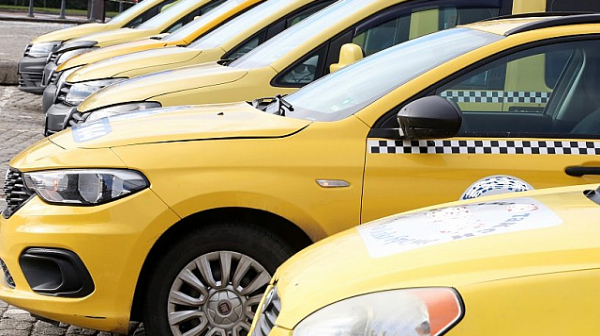 Протест: Таксиметровите шофьори настояват тарифите им да станат двойни