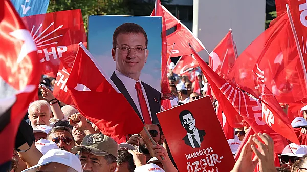 Кметът на Истанбул Екрем Имамоглу се изправя пред съда година след ареста си