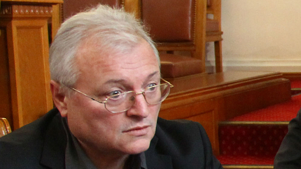 Валери Найденов: ИТН ще се върнат на власт, ако сменят Слави, иначе - бум в калта