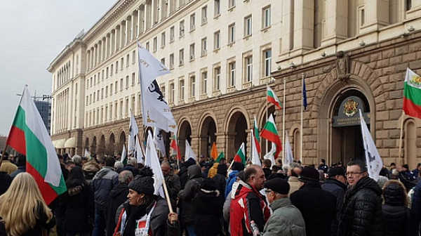 Протестът срещу Борисов-3 се премести пред МС