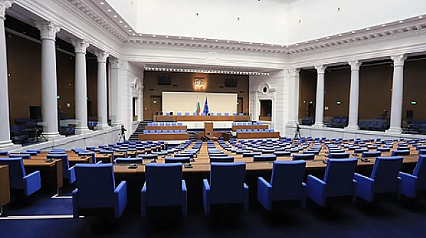 Парламентът започва с блицконтрол, Радев на среща на ЕС