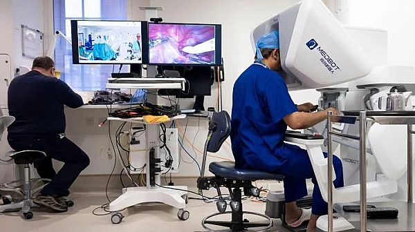 Лондонски хирург оперира пациент на 2400 км разстояние с робот