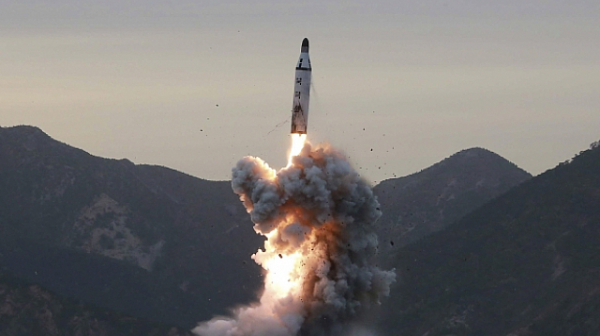 Северна Корея изстреля три балистични ракети към южната си съседка