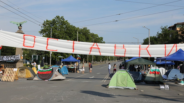 Протестиращите от Орлов мост: Оставка на кабинета. Мутрите вън от властта!
