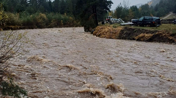 Свлачища затрудниха трафика по ключови пътища в Западна България, Самоков с превантивни мерки
