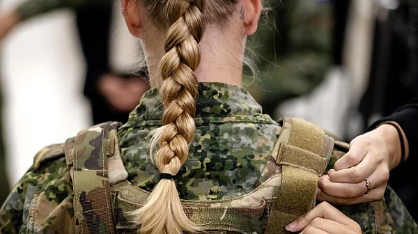 По пътя на Скандинавия: Първите жени доброволци започват военната си служба в Гърция