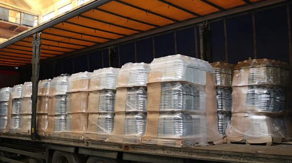 В Перник доставиха 26 000 десетлитрови бутилки минерална вода