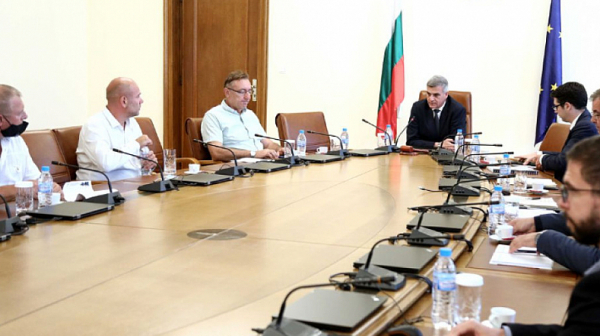 Премиерът Янев се срещна със земеделците, обсъдиха проблемите им