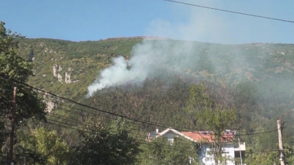 Пожар пламна край Карлово. Опасност за жителите няма