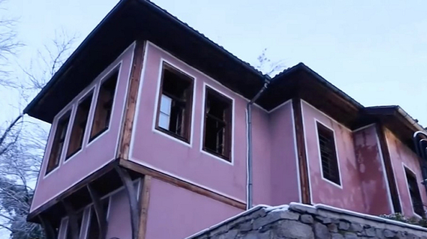 Пламъци обхванаха Пампоровата къща в Пловдив, каква е причината?