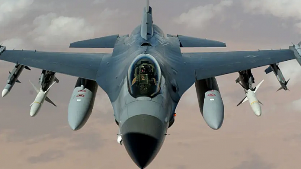 Блумбърг: НАТО дава изтребители F-16 на Украйна?