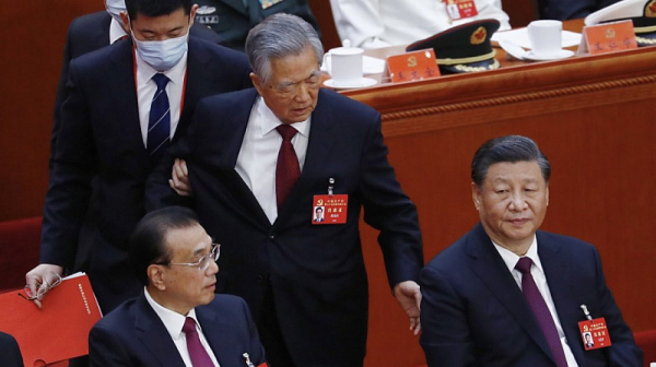 Двама мъже изведоха бившия китайски президент от партийния конгрес в Китай /видео/