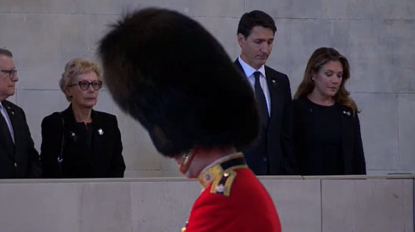 Конфузна ситуация: Заснеха Джъстин Трюдо да пее в Лондон два дни преди погребението на Елизабет II /видео/