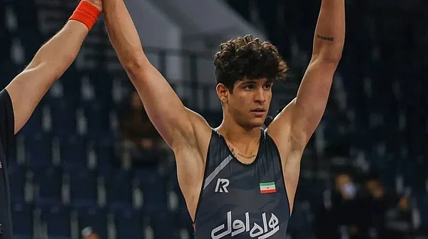 Режимът в Техеран екзекутира публично 19-годишен шампион по борба