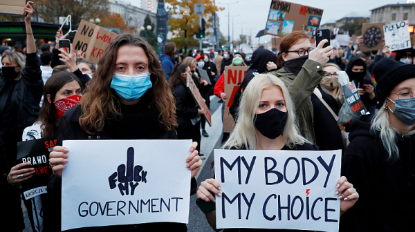 Народът не спи: Бунтът срещу забраната за абортите в Полша продължава