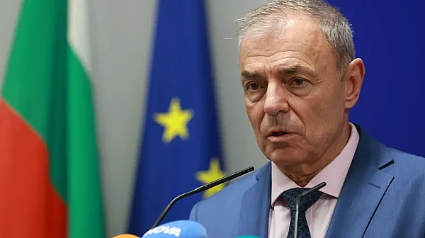 Просветният министър: Учебните програми, учители и ученици са претоварени