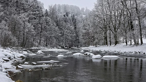 Опасност от преливания на реки в страната след обилните снегове