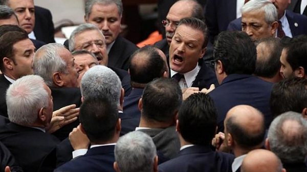 Турски депутати се млатиха заради изказвания срещу Ердоган