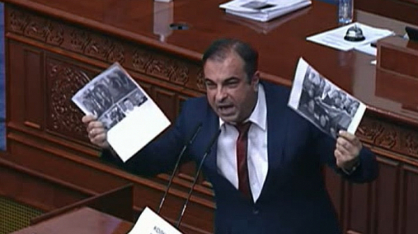 Сблъсъци и демонстративно късане на „френското предложение“ в Собранието в Скопие. Дебатите продължават и днес