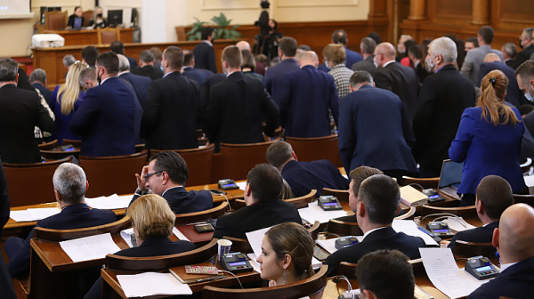 След 6 часа: Депутатите осъдиха нахлуването на Русия в Украйна. БСП и „Възраждане“ против санкции