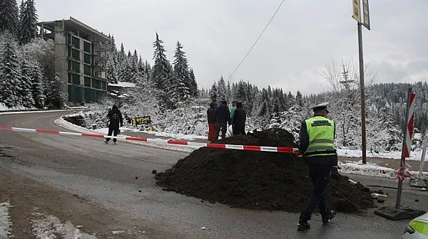 Кметът на Смолян обяви бедствено положение заради свлачището на пътя за Пампорово
