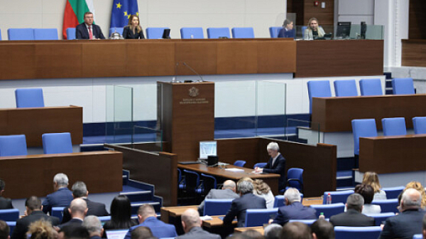 Процедурен блокаж, крясъци и тропане в парламента заради изборните правила