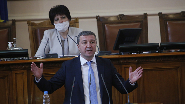 Драгомир Стойнев: Безплатните чадъри и шезлонги не са достатъчни да удовлетворят българските граждани