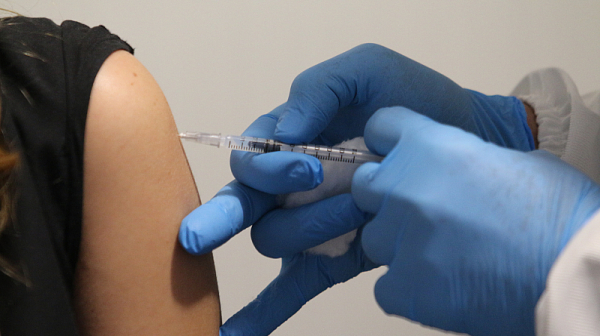 Започнаха да ваксинират медиците във Велико Търново