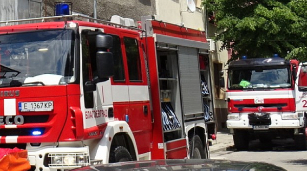 Девет коли изгоряха пред хотел в Банско