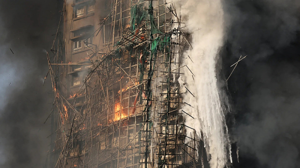 Арестуваха 13 души за пожара в Хонконг