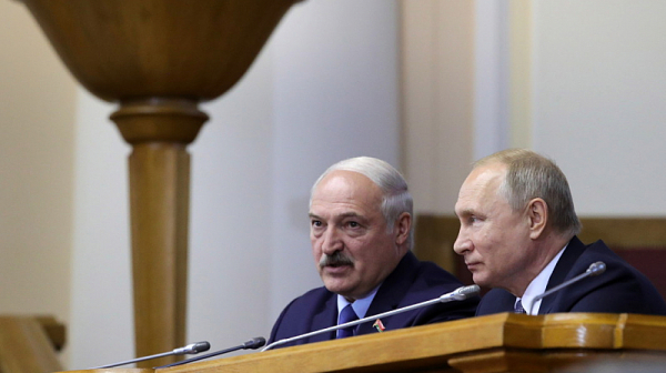 Пари и образование: Путин търси нови методи за въвличане на беларусите във война