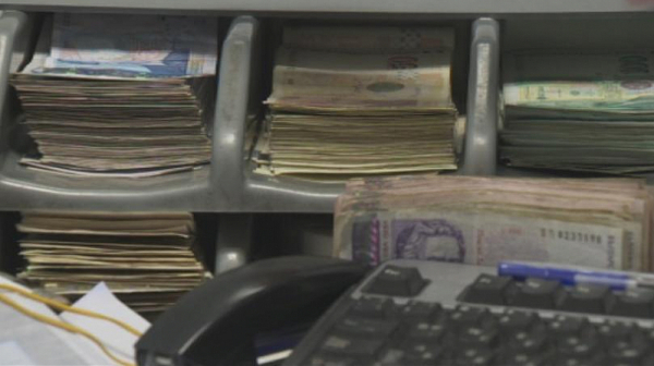 Огромен е спадът в паричните потоци към България, смятат експерти
