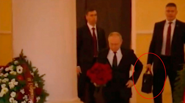 Бодигард на Путин, носел ядреното му куфарче, бе открит в локва кръв